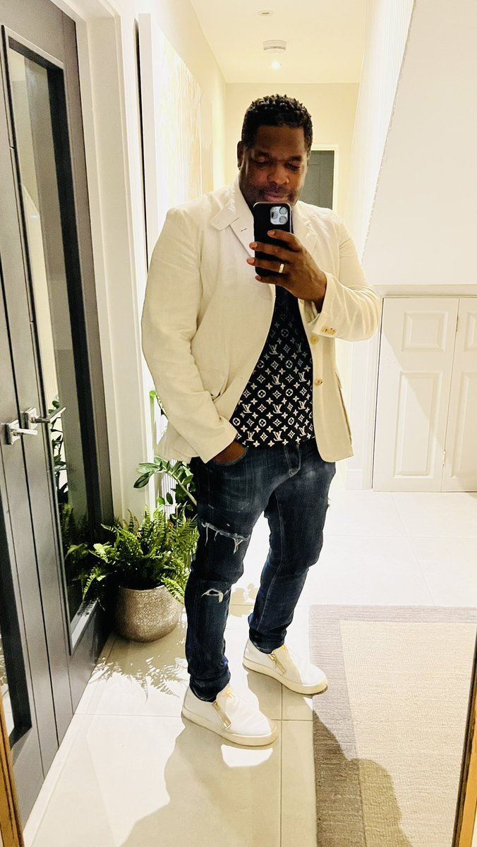 menswearchannel's tweet photo. Bank Holiday is a vibe. #hugobossjkt #lvtshirt
#dsquared2jeans #zanottishoes
#mensweargoals #fashionporn https://t.co/C6apZXw0La