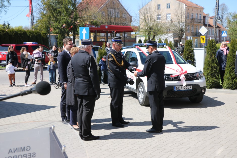 TomOstrowski998's tweet photo. Gminnne Obchody Dnia Strażaka w Sępopolu, w Powiecie Bartoszyckim. Podczas uroczystości Strażacy otrzymali nowy samochód operacyjny oraz liczne podziękowania za swą społeczną służbę! https://t.co/h3qvEQ5q2L
