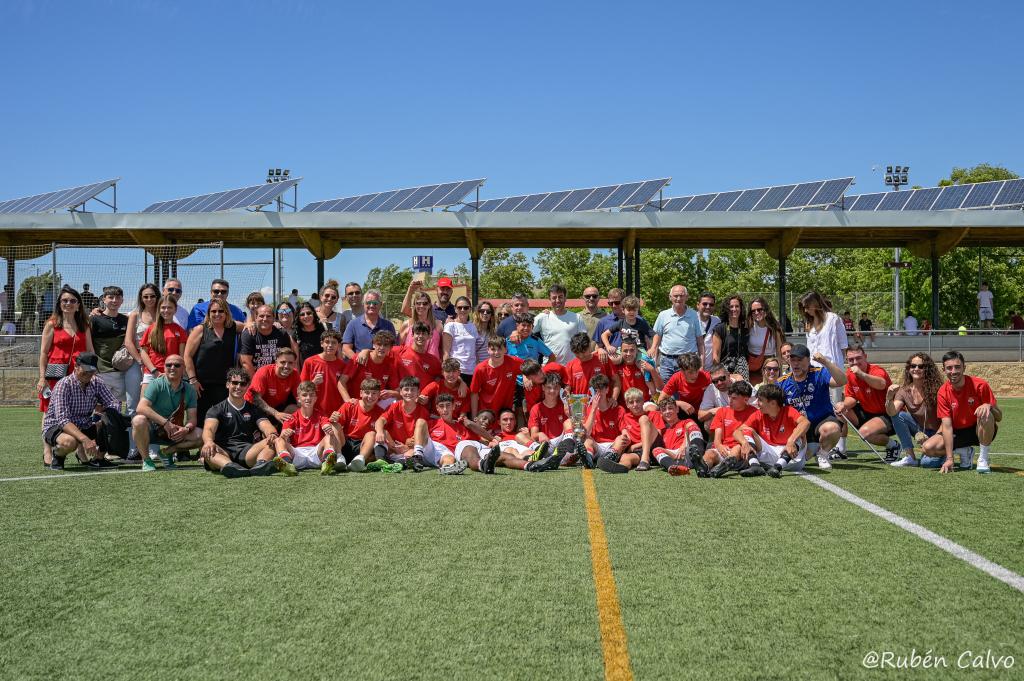 ¡Nuestros chicos y familias del Cadete 'A' celebraron por todo lo alto el título de liga! 
¡Enhorabuena CAMPEONES! 

❤️🤍🖤

#VamosRivas