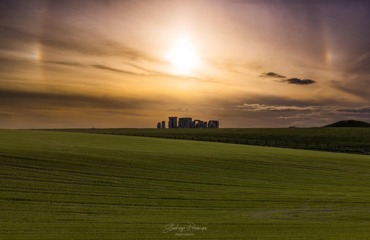 Beautiful Sundog over Stonehenge just before sunset last night 😍🌈☀️🐕 Photo credit Stonehenge Dronescapes on FB
#sunset #sunsetphotography #stonehenge #may #sundog