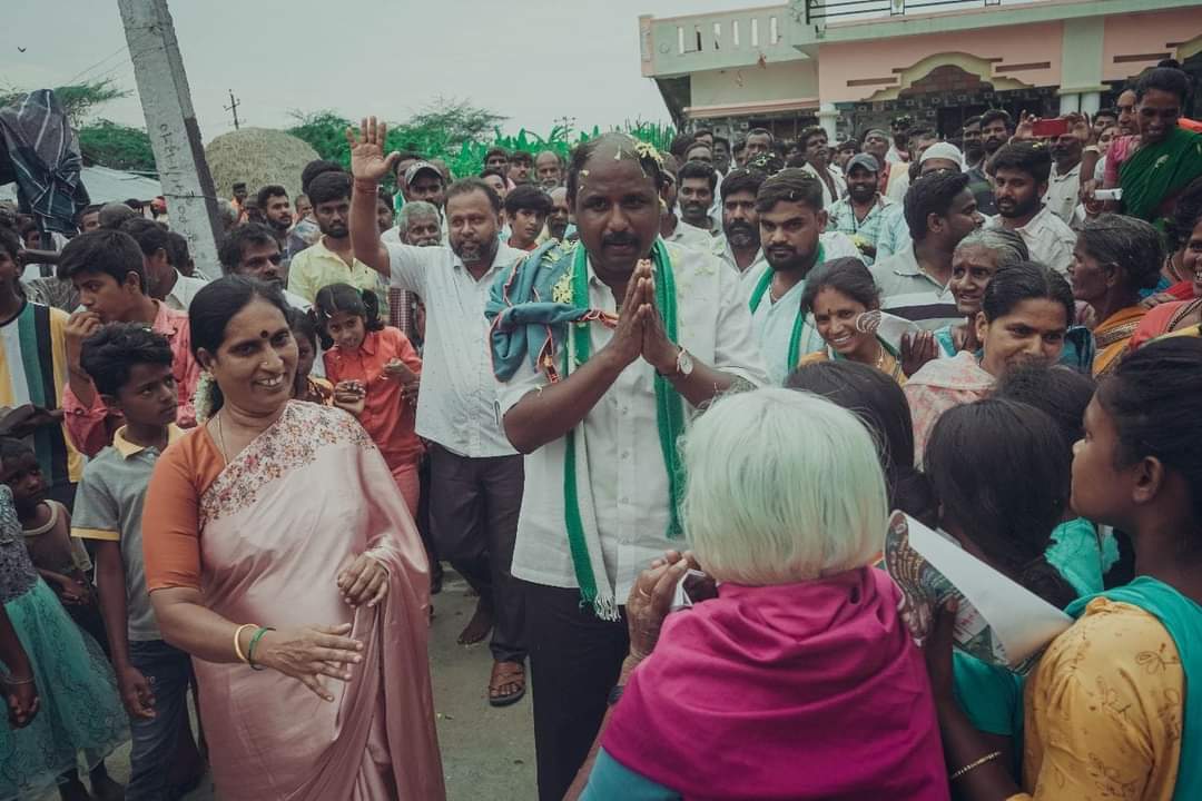 ಐದು ವರ್ಷಗಳಲ್ಲಿ ಈ ವ್ಯಕ್ತಿ ಸೃಷ್ಟಿಸಿಕೊಂಡಿರುವ ಅಲೆ ಎದುರಾಳಿಗಳಿಗೆ ಅಕ್ಷರಶಃ ನಡುಕ ಹುಟ್ಟಿಸಿದೆ, ಇವರ ಭಯಕ್ಕೆ ಮಾಜಿ ಸಚಿವರಾದ ಹೆಚ್ ಸಿ ಮಹದೇವಪ್ಪ ನಂಜನಗೂಡಿಗೆ ವಲಸೆ ಹೋಗೋಕೆ ತಯಾರಿ ನಡೆಸಿದ್ದರು, ಧ್ರುವನಾರಾಯಣ್ ಅವರ ಮೃತ್ಯು ಮಹದೇವಪ್ಪನವರನ್ನು ಟಿ ನರಸೀಪುರದಲ್ಲೇ ಉಳಿಯುವಂತೆ ಮಾಡಿತು.

#HDK4Karnataka