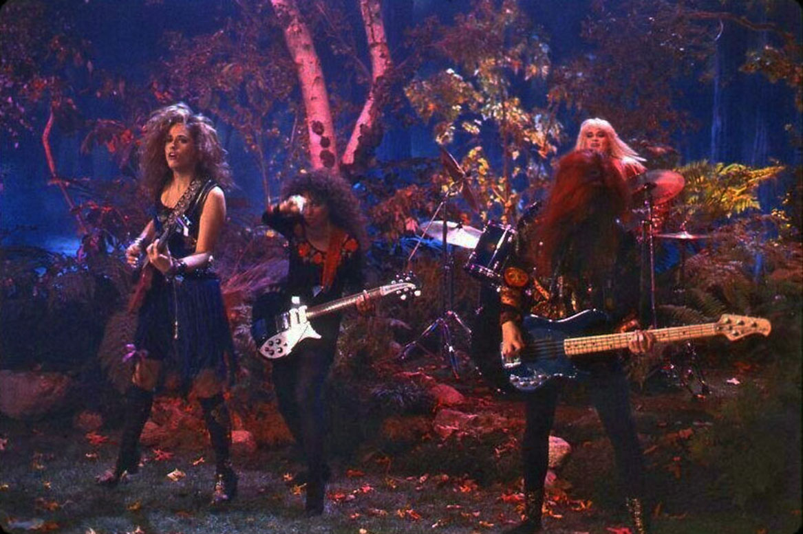 The Bangles.
 Still shot taken on  the set of 'In your room' music video.

#debbipeterson #thebangles #rickenbacker #susannahoffs #michaelsteele #80s #vickipeterson