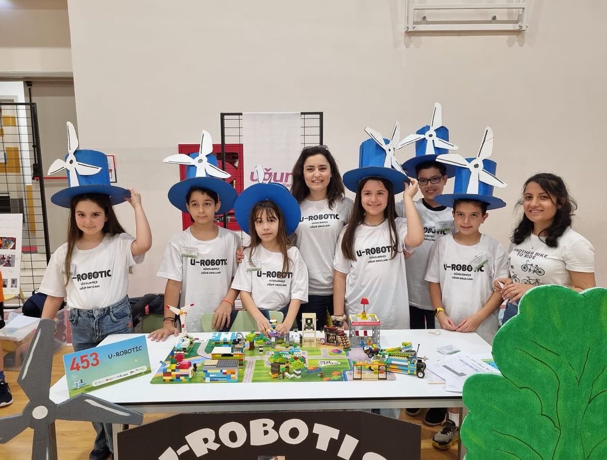 UOGuzelbahce's tweet photo. Minik Bilim Kahramanları Buluşuyor/FIRST LEGO League Explore SUPERPOWERED; Enerjinin Hikayesi etkinliğinde U-ROBOTIC takımımız “Yepyeni Bir Tasarım Yapan Mucitler Ödülü"nü alarak bizleri gururlandırdı.Öğrencilerimizi tebrik ediyor, başarılarının devamını diliyoruz 🤖🏆💜 https://t.co/ntjI8OZVii