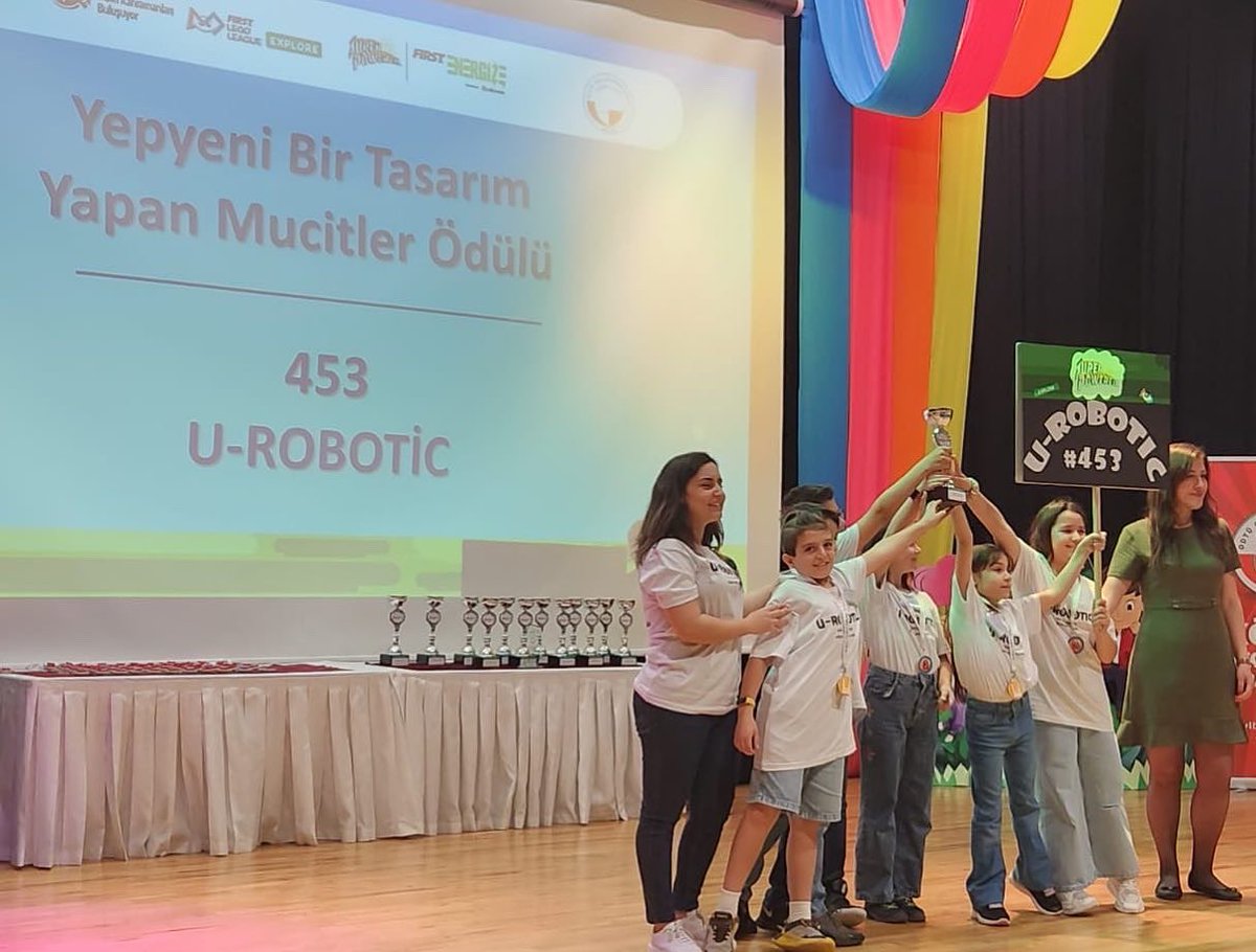 Minik Bilim Kahramanları Buluşuyor/FIRST LEGO League Explore SUPERPOWERED; Enerjinin Hikayesi etkinliğinde U-ROBOTIC takımımız “Yepyeni Bir Tasarım Yapan Mucitler Ödülü"nü alarak bizleri gururlandırdı.Öğrencilerimizi tebrik ediyor, başarılarının devamını diliyoruz 🤖🏆💜