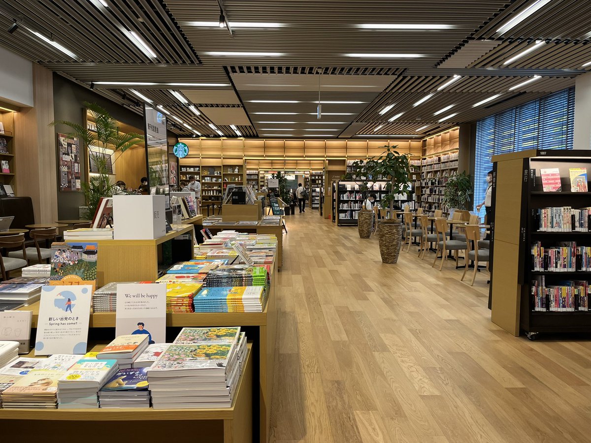 Michiko79065575's tweet photo. 宇城市にこんなすごい図書館がある
また好きな場所が増えてきた
子供の頃からずっと図書館と付き合いがあって、いっぱい本を読んで、楽しい時期だった
今でも利用者が結構いて、嬉しいです。やっぱり、本に囲まれて、ゆっくりお茶を飲みながら、本を触って、読むのが最高です。

#熊本県 #不知火図書館 https://t.co/ys2UA1OrCT