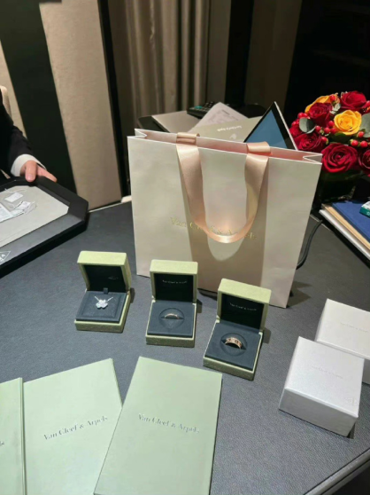aidou888's tweet photo. 饭后走到公园的小路上，逗逗路上的猫狗，风一起，发梢都在我仍然认为向人诉苦不过是徒劳， https://t.co/o7cp9YTud7