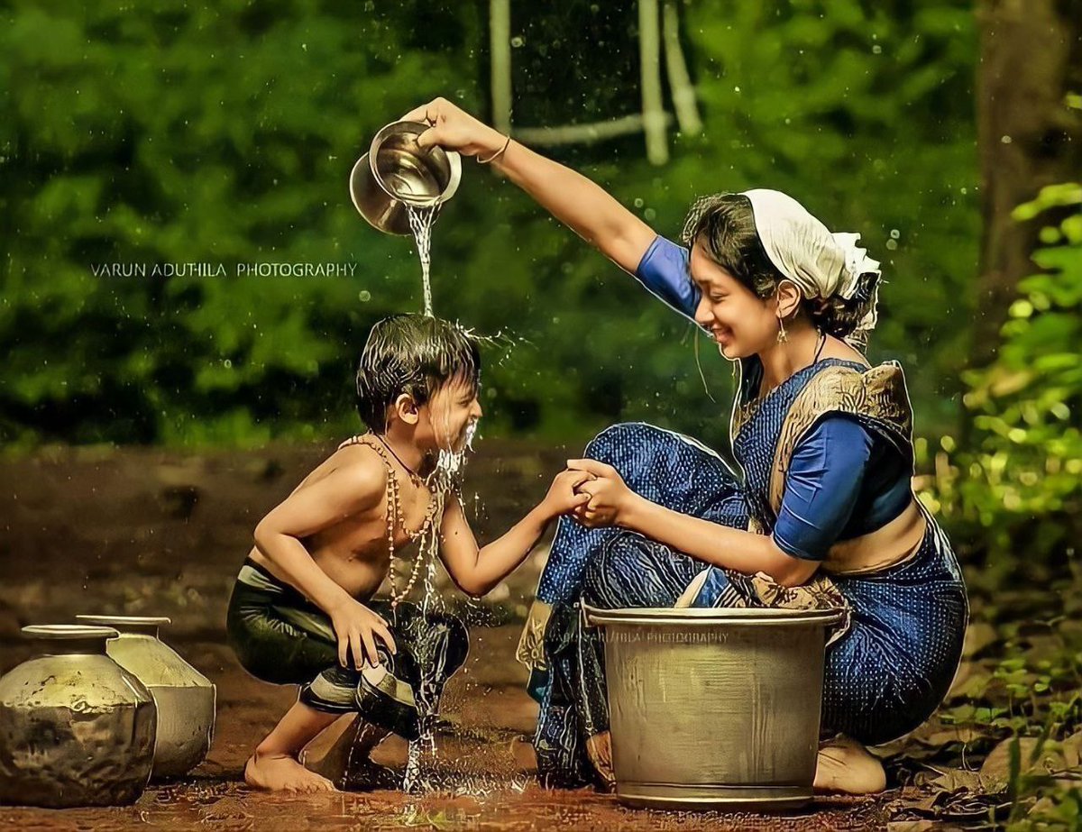 "कहाँ से शुरू करूँ
कहाँ पे ख़त्म करूँ
त्याग और प्रेम उस माँ का
भला मैं कैसे बयान करूँ