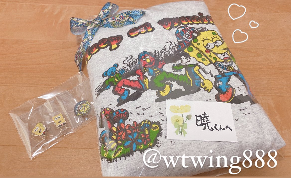 wtwing888's tweet photo. 曉くん、
プレゼントした服着てくれてる- ̗̀🎁  ̖́- 
嬉しい〜😭😭😭 ありがとう😭
曉くんに大切にして貰えて服も絶対喜んでるよ！！！🫶スポンジボブのピンバッジも服も身に付けて貰えてほんとに嬉しい。
曉くん大好き😭❤️

もにの投稿動画を楽しみましょう！#TikTok https://t.co/brGNfi5oiV https://t.co/OcE9JBvF4M