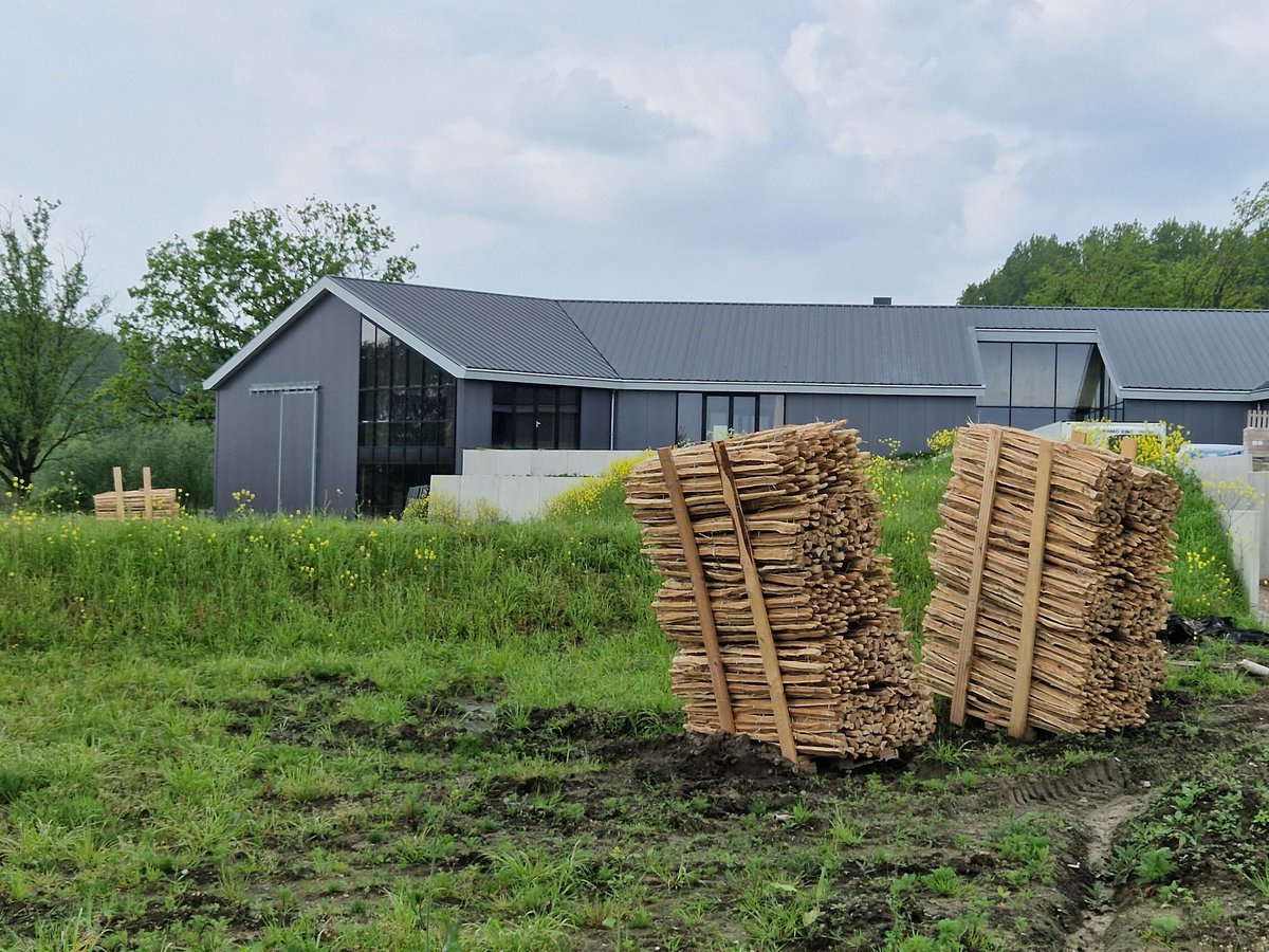 CarlovS's tweet photo. Er zit weer wat schot in de bouw van het nieuwe entreegebouw van #bestzoo. Vandaag stond er een unit voor koeltechniek en zijn er veel schapenhekjes geleverd. @ZooinsideNL @Mamaenzoo @BestZoo https://t.co/gFygKqHs72