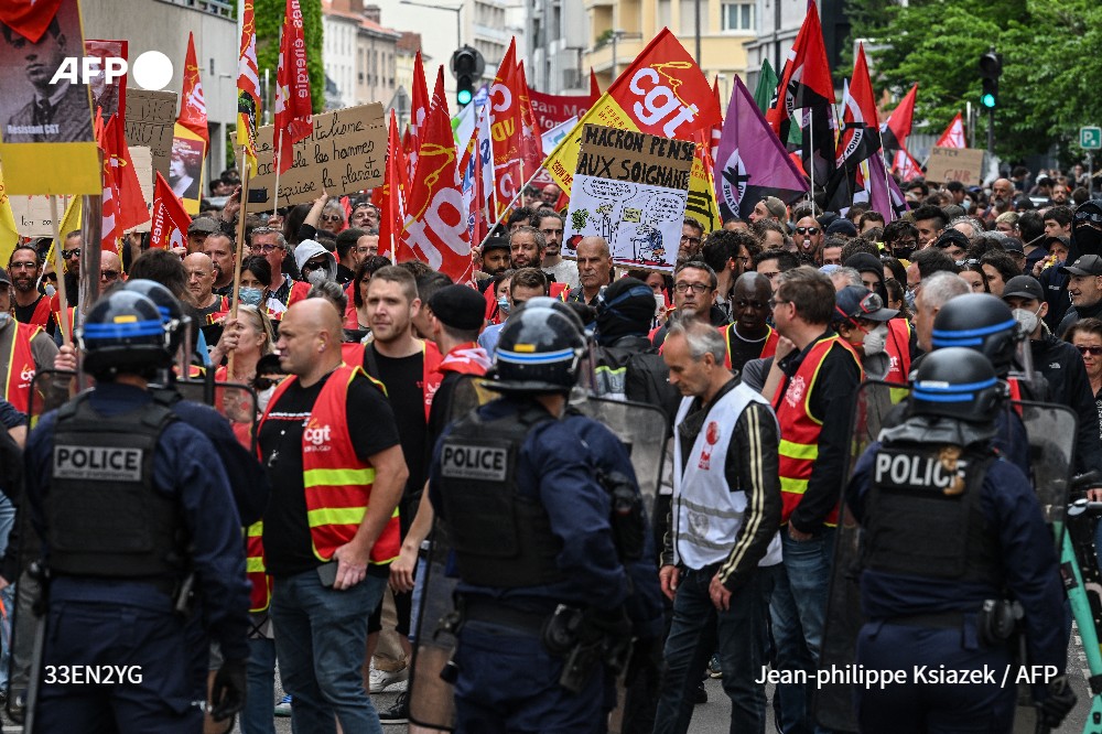 afpfr's tweet photo. Plusieurs milliers de personnes ont manifesté  à Lyon pour protester contre la réforme des retraites et rendre hommage aux résistants en marge d'un déplacement d'Emmanuel Macron au Mémorial de la prison de Montluc où Jean Moulin fut détenu #AFP https://t.co/nek3TkyPS4