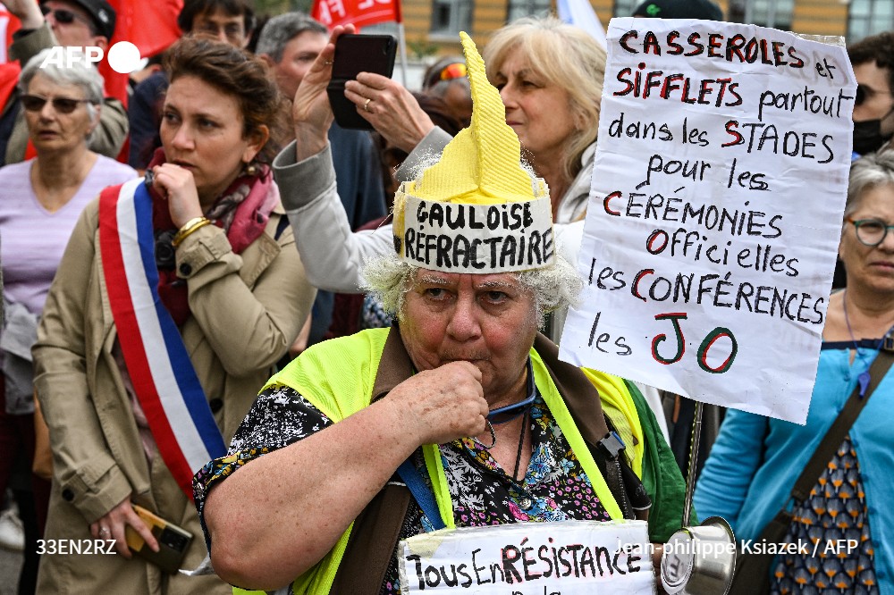afpfr's tweet photo. Plusieurs milliers de personnes ont manifesté  à Lyon pour protester contre la réforme des retraites et rendre hommage aux résistants en marge d'un déplacement d'Emmanuel Macron au Mémorial de la prison de Montluc où Jean Moulin fut détenu #AFP https://t.co/nek3TkyPS4