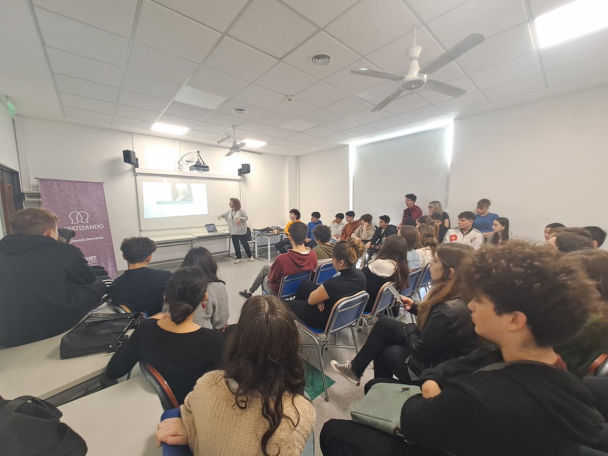 TIC_ORT's tweet photo. Nuestros estudiantes voluntarios para ser tutores tecnológicos en la propuesta ABUELOS 3.0 de @ORTArgentina , se están capacitando con la Dra. María Florencia Tartaglini investigadora del CONICET y profesional vinculada a la temática 
#EMPATIZANDO https://t.co/5ZqMJX47R8