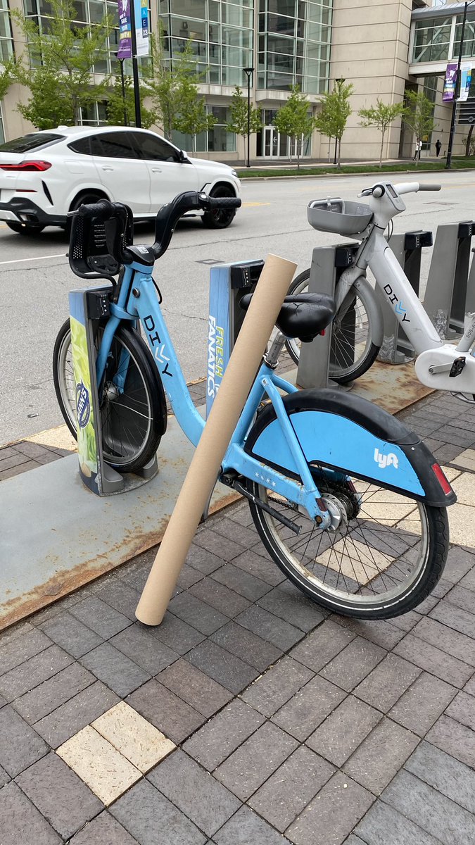 Heading towards McCormick place for my poster presentation Mo1788 at #DDW2033. 4ft poster tube? Still taking the bike like a Dutchie 🚲