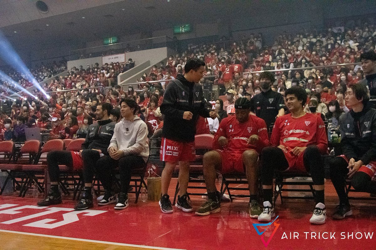 may_katsumahiko's tweet photo. [備忘録とお写真]
CS出場のかかった試合だったので、選手の皆さんは見に来てくださらないかな・・・と思ったのですが！！！

鎌ケ谷巧業 Presents AIR TRICK SHOW&amp;L.A. DEPO Chiba Presents AIR TRICK SHOW
#千葉ジェッツ #CHIBAJETS #空飛ぶチャリ #bbproject @bb_project_bb #airtrickshow #bmx #mtb https://t.co/Go6S3zv7Az
