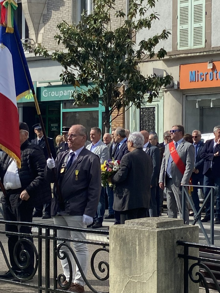 Souvenons-nous du sang versé : il fut le prix de notre liberté.

#8Mai2023, à Decazeville  #MortsPourLaFrance #Souvenir