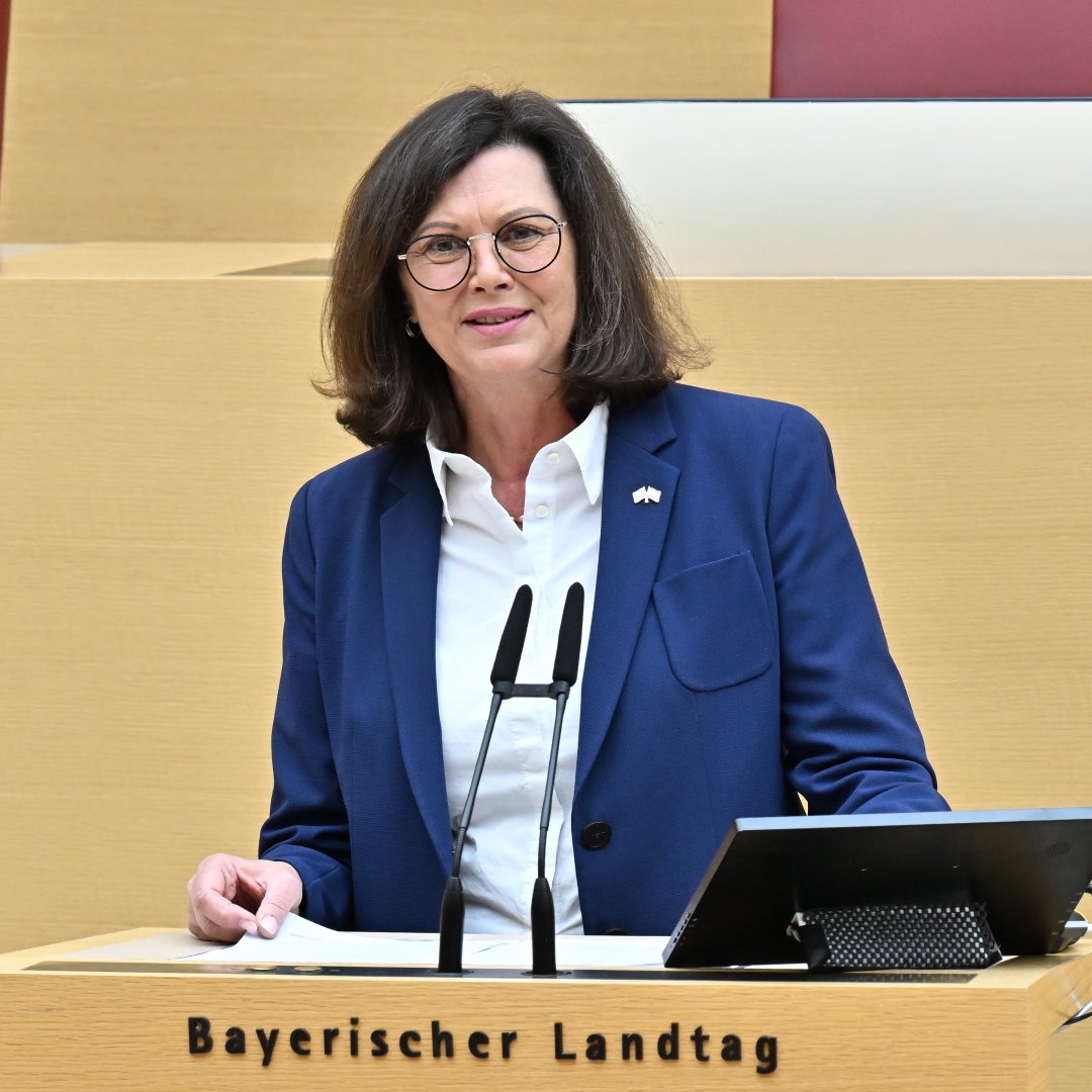 Landtag_Bayern's tweet photo. „Servus Israel – Schalom Bayern“ 🇮🇱🤝⚪️🔵
Heute findet der Bayerisch-israelische Freundschaftstag zum 75-jährigen Gründungsjubiläum des Staates #Israel im #LTBY statt. „Ich bin eine Freundin der Menschen in Israel“, so Landtagspräsidentin @IlseAigner in ihrer Begrüßungsrede. https://t.co/KnSSWgKWUE