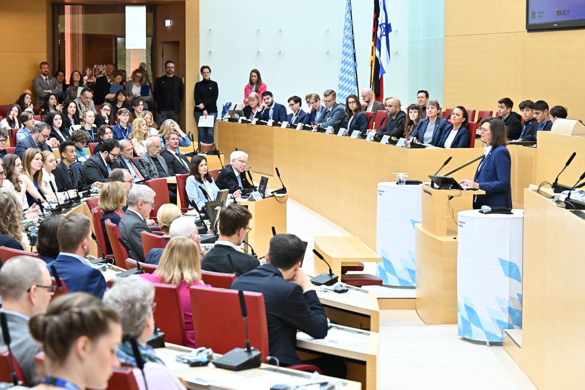 Landtag_Bayern's tweet photo. „Servus Israel – Schalom Bayern“ 🇮🇱🤝⚪️🔵
Heute findet der Bayerisch-israelische Freundschaftstag zum 75-jährigen Gründungsjubiläum des Staates #Israel im #LTBY statt. „Ich bin eine Freundin der Menschen in Israel“, so Landtagspräsidentin @IlseAigner in ihrer Begrüßungsrede. https://t.co/KnSSWgKWUE