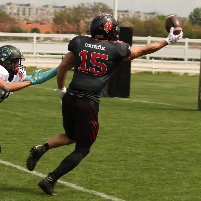 balentin91's tweet photo. @euroballchow My guy @MartonCzirok who makes TD catches with one hand like this on a weekly basis. Thus far he scored 7 TDs in 4 games (3 HFL and 1 CEFL) in 2023.

STUD. https://t.co/OkVJXEN0SB