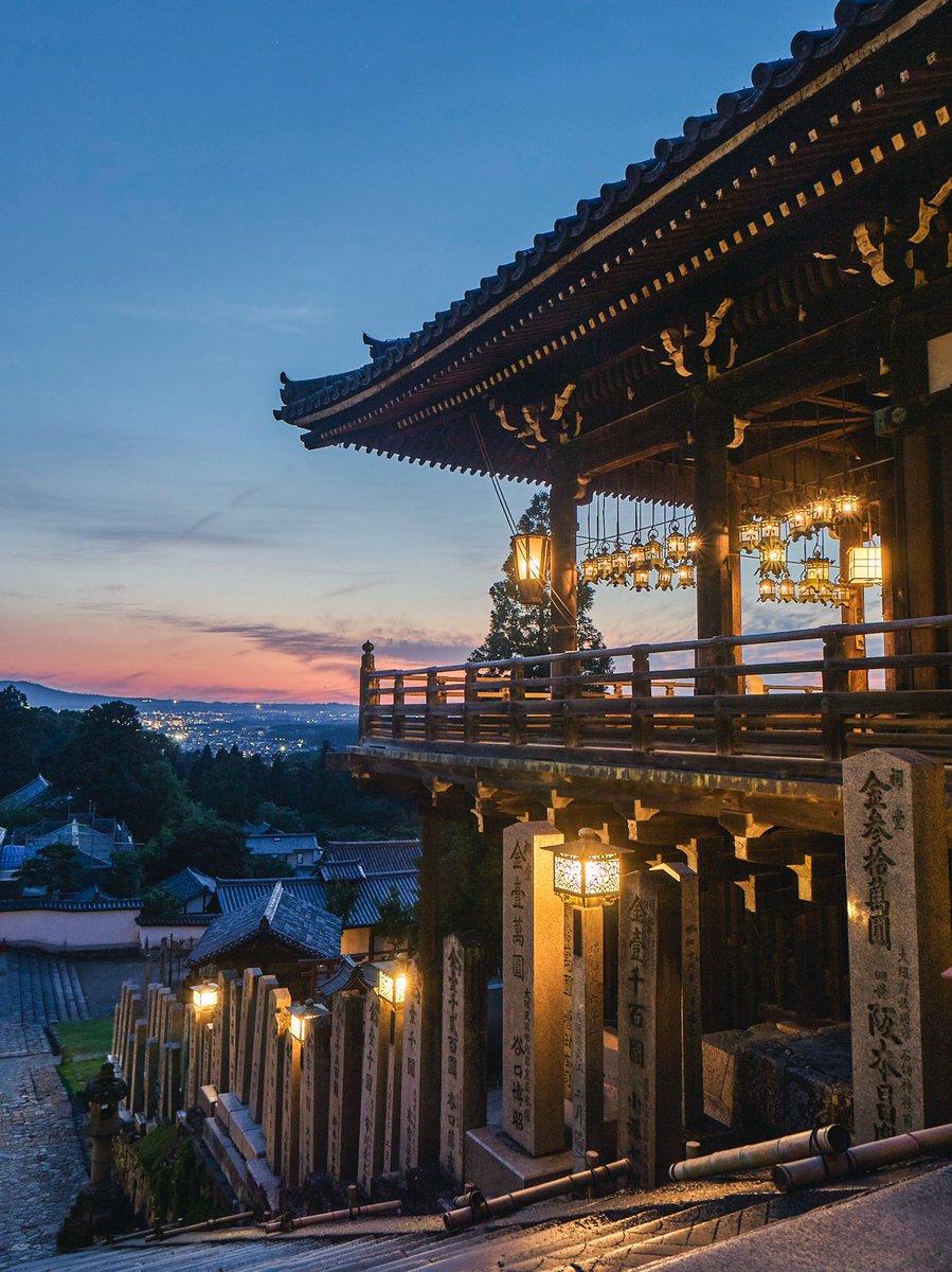 古都の夕暮れを照らす