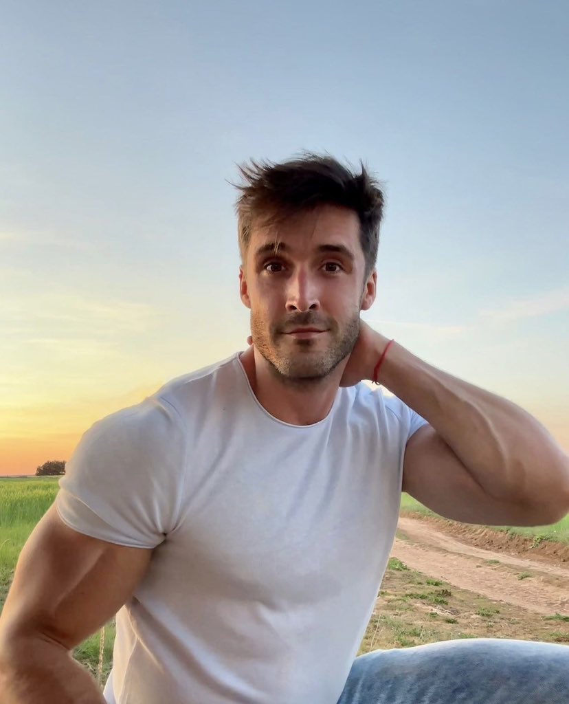 Do you ever feel like you have to do arms to make your t-shirt fit💪😁