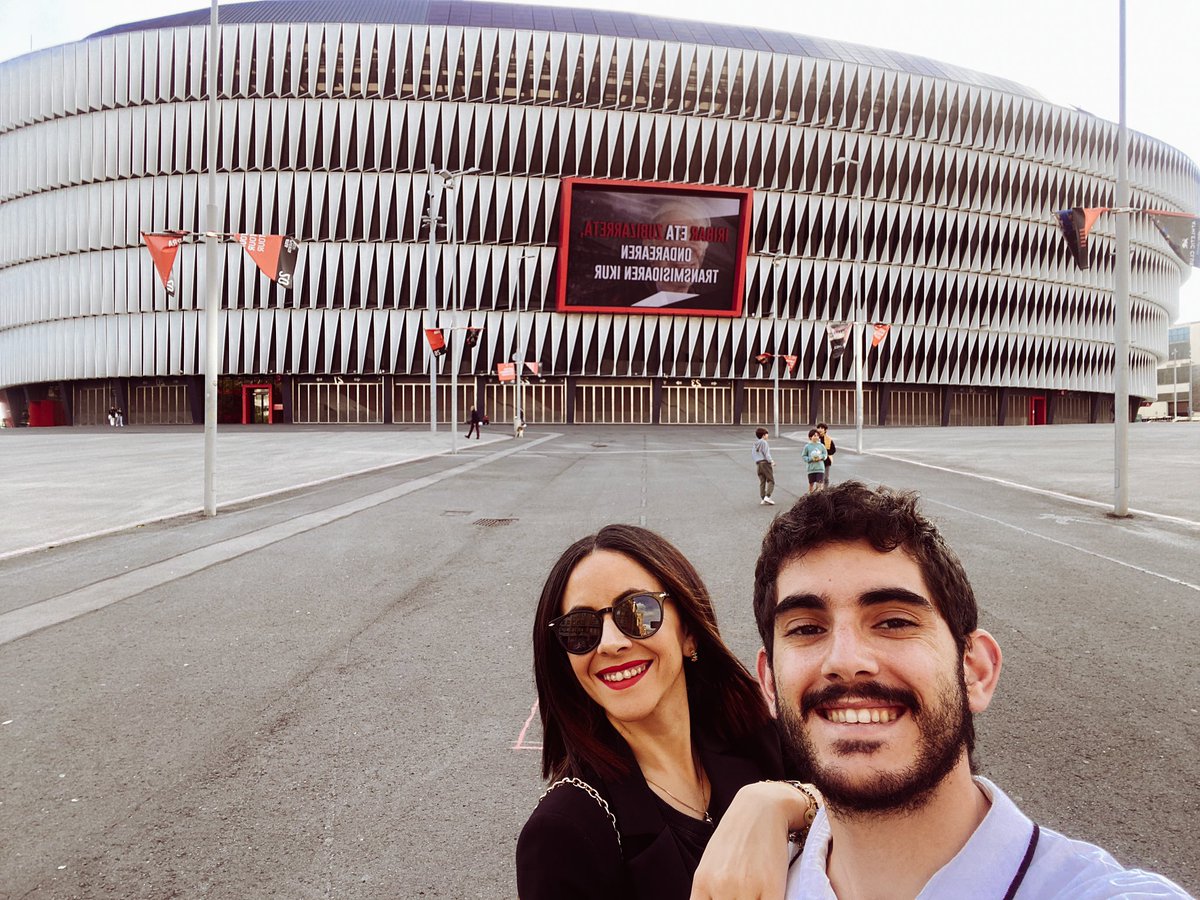 neus9's tweet photo. De pequeños insistíamos a nuestros padres para que nos llevaran a ver los estadios de fútbol cuando hacíamos turismo. Sin importar la categoría. 

Este fin de semana hemos seguido con la tradición. @Nacho27_98 

📍San Mamés
📍Mendizorroza 

#Fútbol #TradiciónFamiliar #Hermanos https://t.co/NTlaCwUJ99