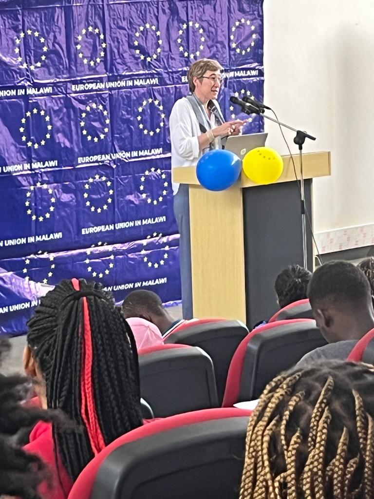 Great to be back at UNIMA for an inspiring public lecture on #CompetitionPolicy by Director Inge Bernaerts of @EU_Competition  visiting from Brussels.  One day, these students will be enforcing competition law to the benefit of all Malawians!
@EUinMalawi