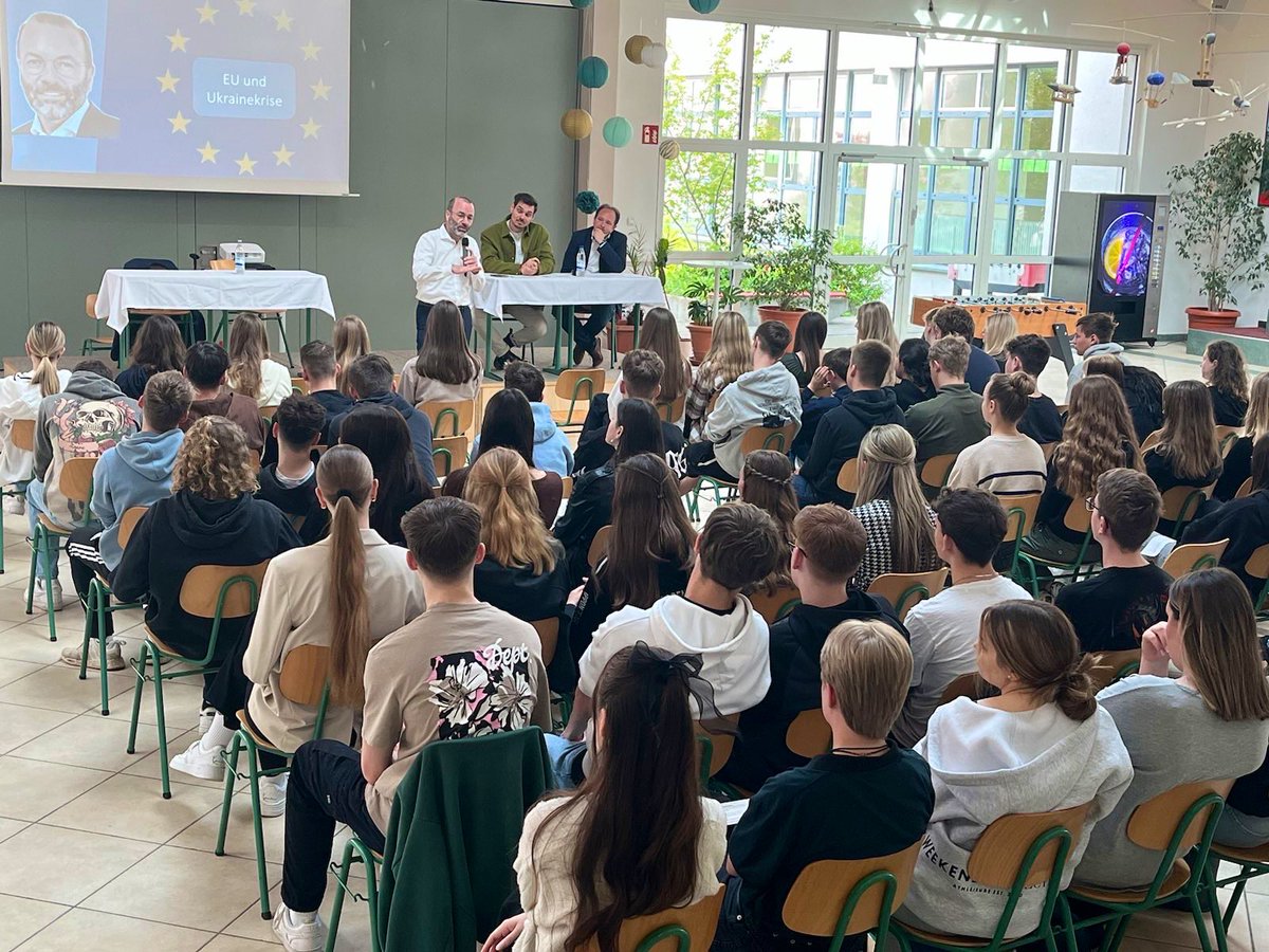 ManfredWeber's tweet photo. Die EU im Alltag, aber auch der Krieg in der Ukraine und die Beziehungen der EU zu China bewegen die Schülerinnen und Schüler. Auftakt in die diesjährige #Europawoche mit einer Diskussion an der Realschule #Abensberg. #WebervorOrt https://t.co/UhTMOeCDuS