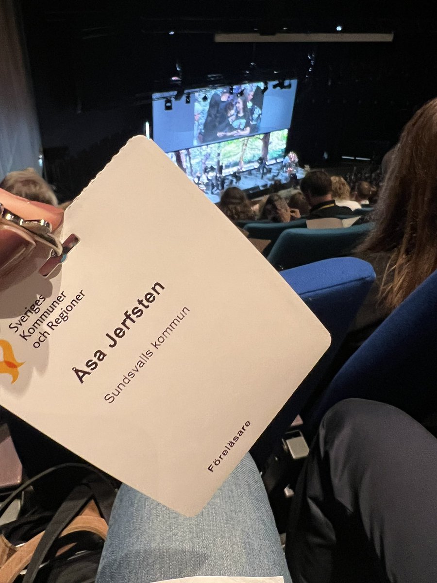 asajerfsten's tweet photo. Nu har jag och Anette Buhlér checkat in på @Skolriksdagen. I morgon kan man lyssna på oss då vi berättar om Sundsvalls arbete med att vägleda dagens elever till framtidens yrken! https://t.co/tLE5XIfwXe