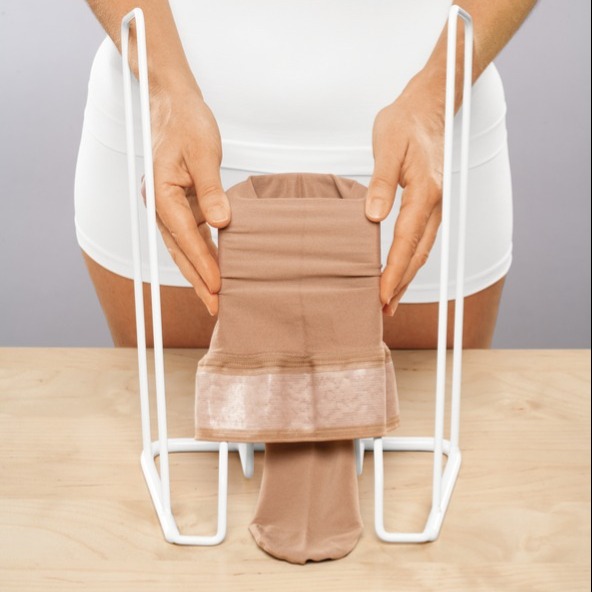 mediUKLtd's tweet photo. Last week we showed an easy way for patients to put on their compression by using the medi 2in1. Here's ๐ข๐ฏ๐ฐ๐ต๐ฉ๐ฆ๐ณ easy option (this is also ๐ฎ๐๐ฎ๐ถ๐น๐ฎ๐ฏ๐น๐ฒ ๐ผ๐ป ๐ฝ๐ฟ๐ฒ๐๐ฐ๐ฟ๐ถ๐ฝ๐๐ถ๐ผ๐ป)... the medi ๐๐๐๐น๐ฒ๐ฟ.
#compressionsocks #compression #selfcare #donning https://t.co/9n3ecEmlaW