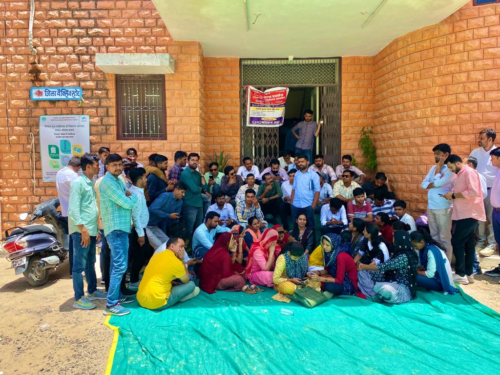 Manohar5240's tweet photo. Jalore CMHO office dharana
सैलरी तथा इंसेंटिव को लेकर जालौर सीएमएचओ ऑफिस के बाहर सामुदायिक स्वास्थ्य अधिकारियो का धरना प्रदर्शन.पिछले 1 साल से इंसेंटिव नहीं मिला सैलरी भी 4 से 5 माह तक बकाया!
@bharatbeniwal_ @RajasthanCho @ashokgehlot51 
@NhmRJOfficial https://t.co/O6ANGPvEed