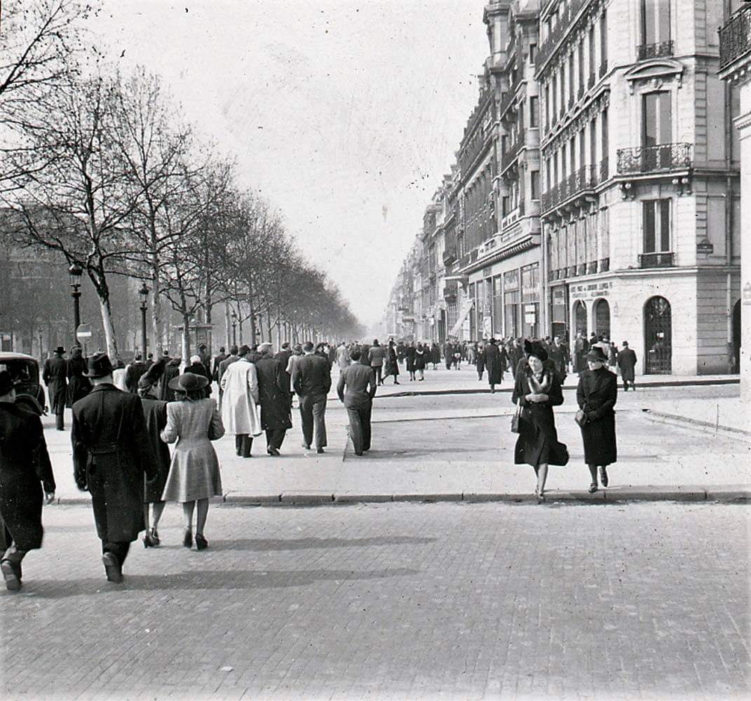 ParisAMDParis's tweet photo. Avenue des Champs-Élysées. 
1946. Paris https://t.co/oqEjXlyq46