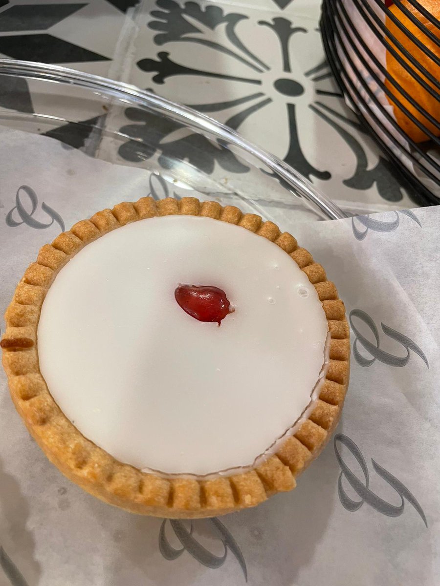 How was your coronation weekend? Celebrate this momentous occasion with all things British!

#graysons #bakewelltart #dessert #greenwich #uniofgreenwich #coronation #british #food #cherry #weekend #celebrate