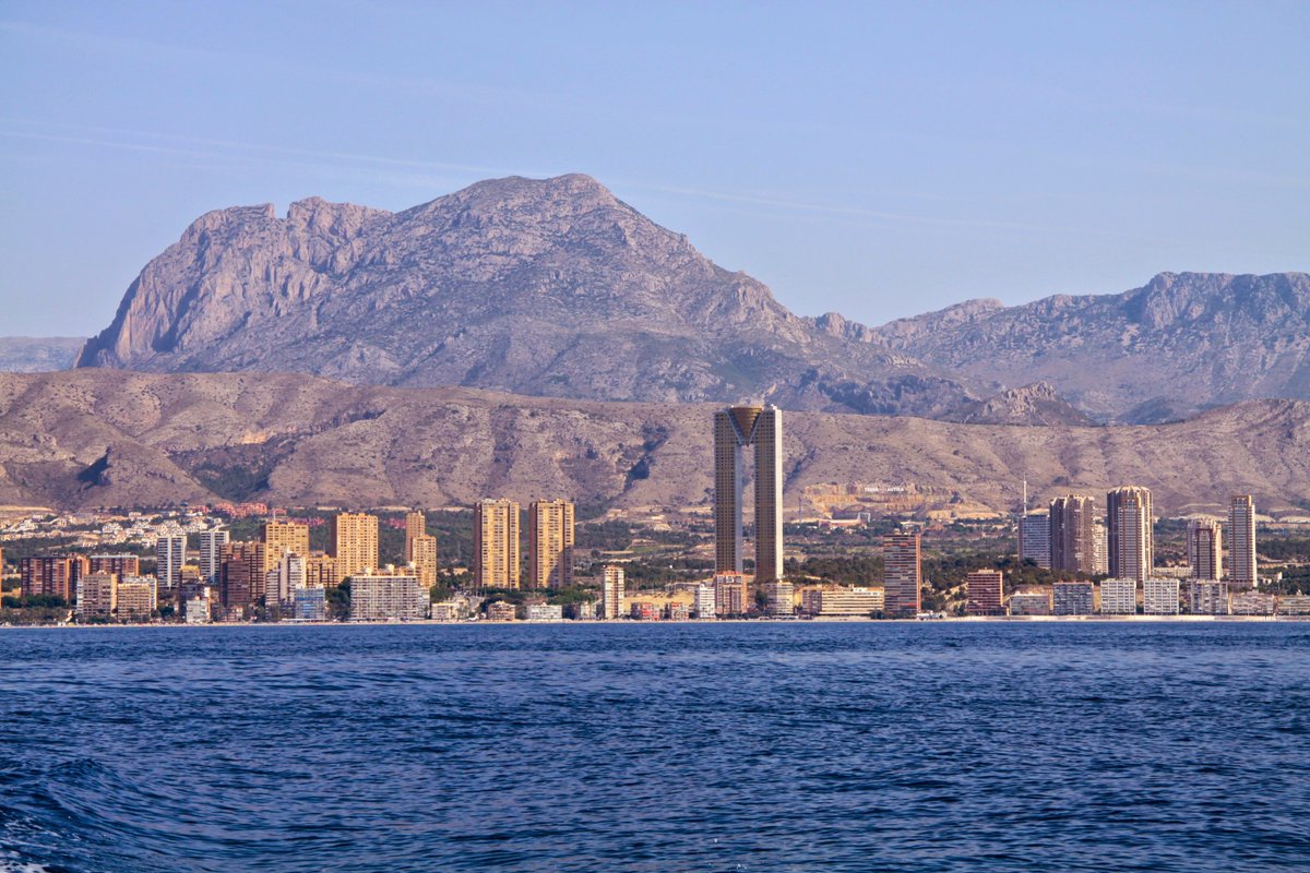 visitbenidorm's tweet photo. ¡Sumérgete en la belleza única de #Benidorm! Un paraíso donde el mar, la arquitectura y la naturaleza se unen. 😁🧡

Immerse yourself in the unique beauty of #Benidorm! A paradise where the sea, architecture and nature come together. 😁🧡

#VisitBenidorm https://t.co/rdnrqCTMIc