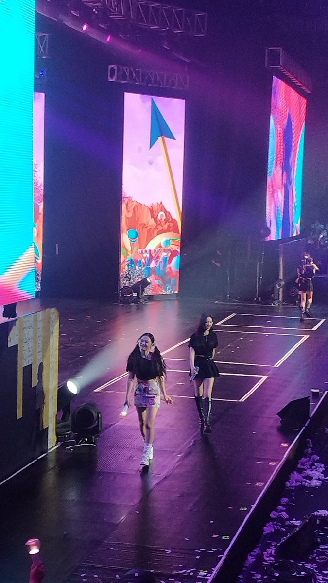 luviescart's tweet photo. This ia so memorable concert seeing the girls so happy while performing. A definitely night to remember thank you so much RED VELVET.
#RtoVinMANILA https://t.co/Da0EgedUvs