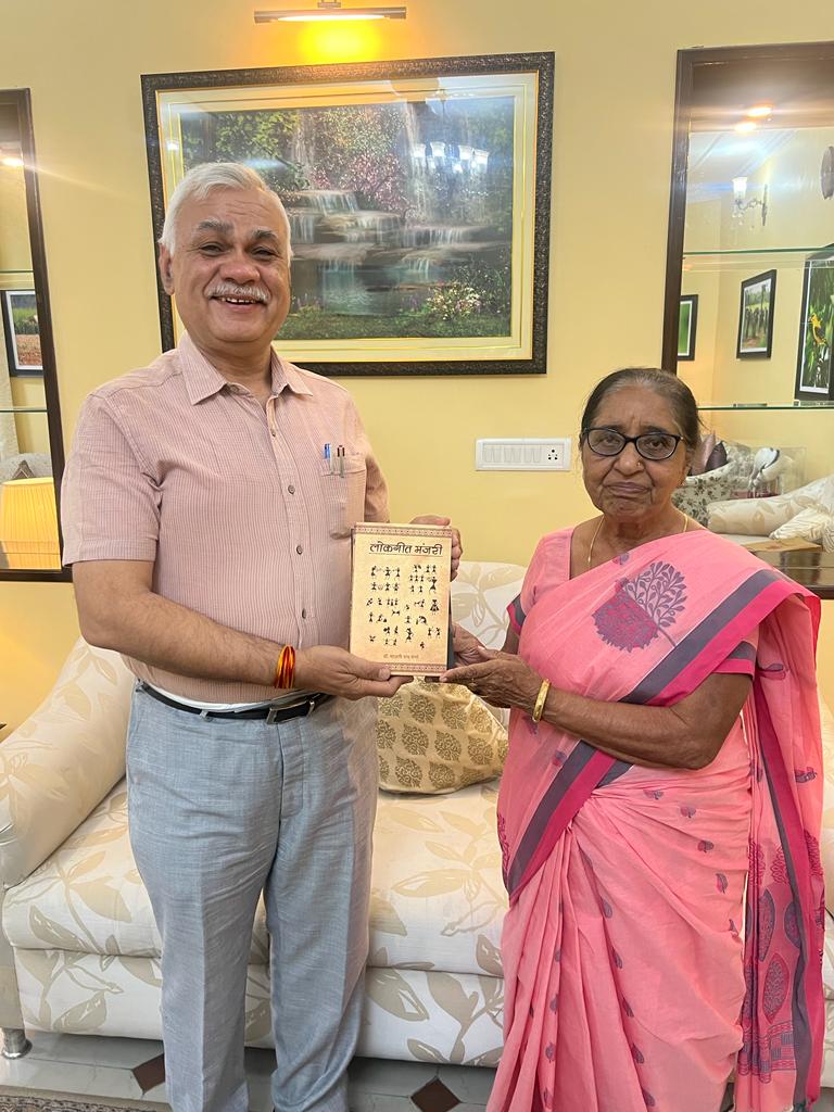 ChiefSecyUP's tweet photo. कल मुझे विलुप्त होते भोजपुरी लोकगीतों की परम्परा के संवर्धन हेतु उत्कृष्ट कार्य कर रहीं फतहपुर गर्ल्स इंटरमीडिएट कॉलेज, मऊ  से सेवानिवृत्त प्रधानाचार्या डॉ. मालती राय शर्मा जी से मिलने का सुअवसर प्राप्त हुआ। उनसे भोजपुरी जैसी मीठी बोली में संवाद कर अत्यन्त आनंद की अनुभूति हुई। https://t.co/UuDgvW9tAq