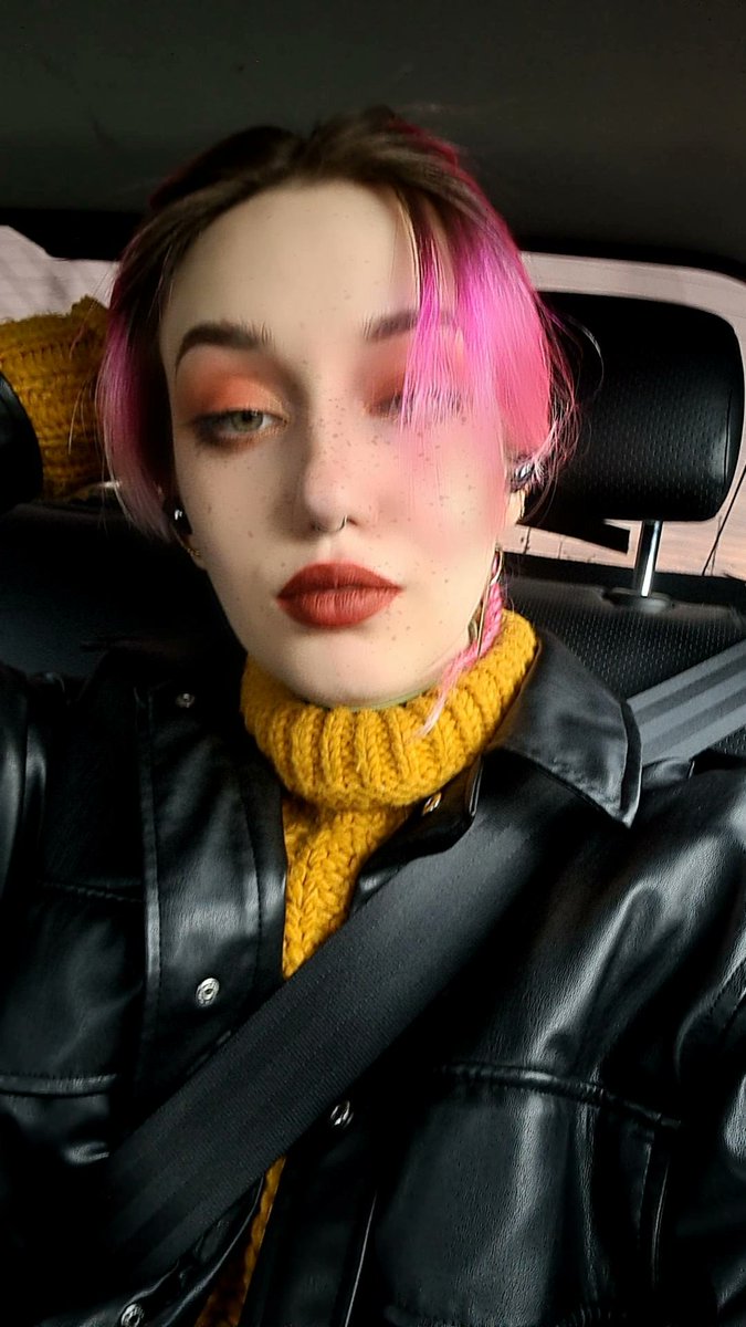 Очень грущу что теперь крашусь безумно редко из-за работы хотя специально искала место без дресс кода 🥲🥲🥲