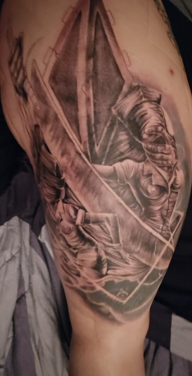 GothNavajo's tweet photo. Silent Hill tattoo session #1 
2 more to go! 
#silenthill #pyramidhead #nurse #girlswhogame #horror #chickswithtattoos https://t.co/Jr5iIGoMXR