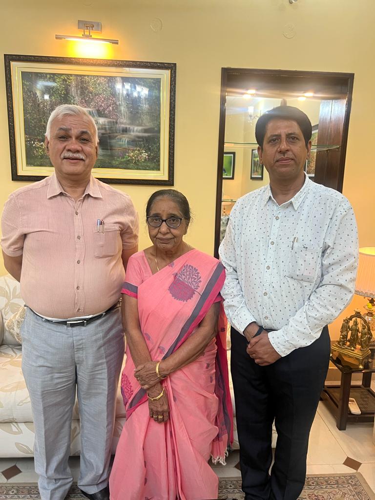 कल मुझे विलुप्त होते भोजपुरी लोकगीतों की परम्परा के संवर्धन हेतु उत्कृष्ट कार्य कर रहीं फतहपुर गर्ल्स इंटरमीडिएट कॉलेज, मऊ  से सेवानिवृत्त प्रधानाचार्या डॉ. मालती राय शर्मा जी से मिलने का सुअवसर प्राप्त हुआ। उनसे भोजपुरी जैसी मीठी बोली में संवाद कर अत्यन्त आनंद की अनुभूति हुई।