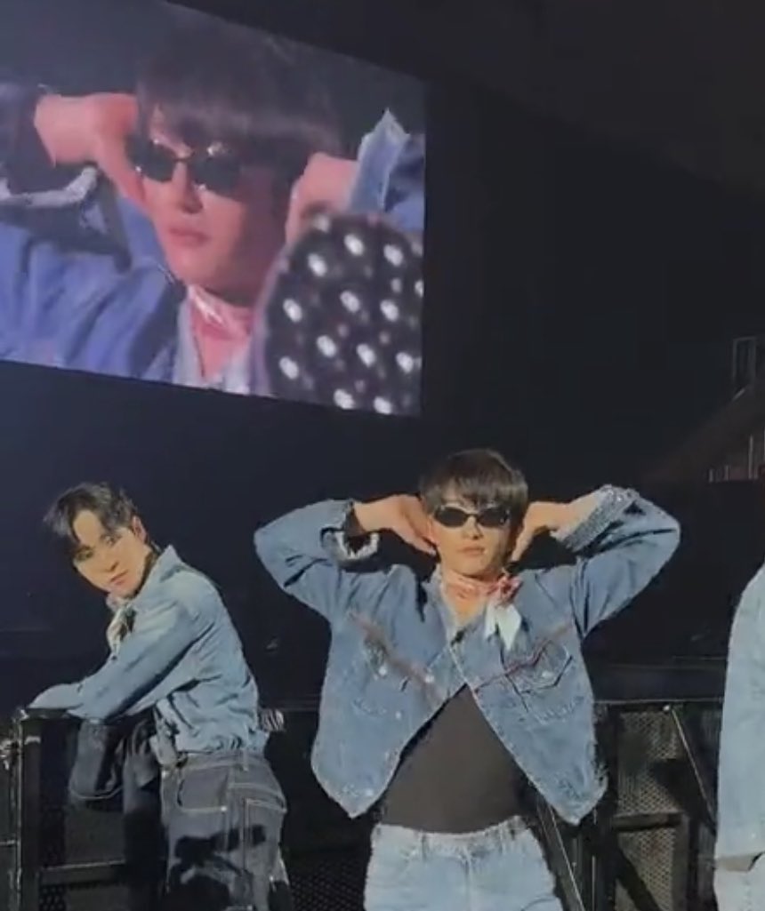 아니 이거 뒤에 전광판이 웃기다고