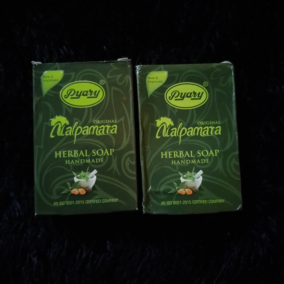 sunflow_errrrrr's tweet photo. Mau kasih racun herbal soap yang klaimnya bisa memutihkan kulit 😊

Btw ini baru banget dateng. Sabun ke-3  dan ke-4 yg bakal aku pake setelah pembelian pertama. Jujur, ini ngaruh banget di aku yg kulitnya belang-belang. Terluvvv deh pokoknya 🫶🫶 https://t.co/hFYeyRYLDF