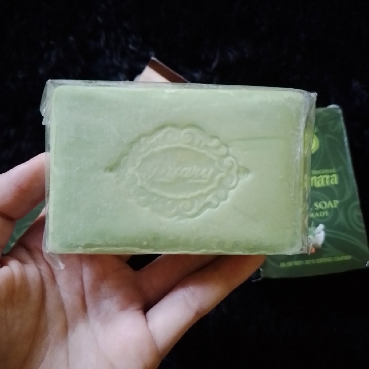 sunflow_errrrrr's tweet photo. Mau kasih racun herbal soap yang klaimnya bisa memutihkan kulit 😊

Btw ini baru banget dateng. Sabun ke-3  dan ke-4 yg bakal aku pake setelah pembelian pertama. Jujur, ini ngaruh banget di aku yg kulitnya belang-belang. Terluvvv deh pokoknya 🫶🫶 https://t.co/hFYeyRYLDF