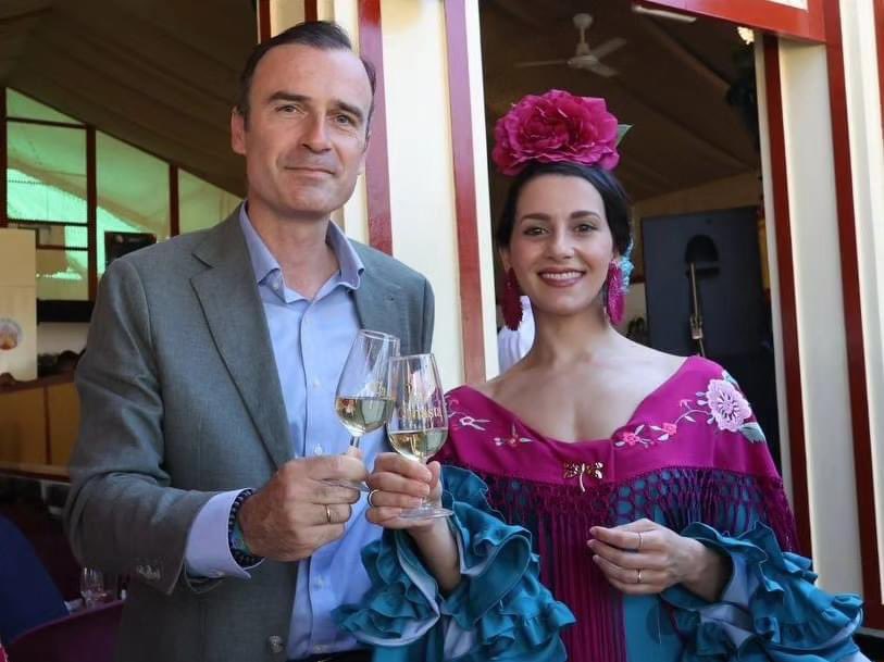 Disfrutando de nuestra #FeriaDeJerez junto a <a href="/InesArrimadas/">Inés Arrimadas</a> y compañeros de nuestra candidatura 💃 #YoConJerez