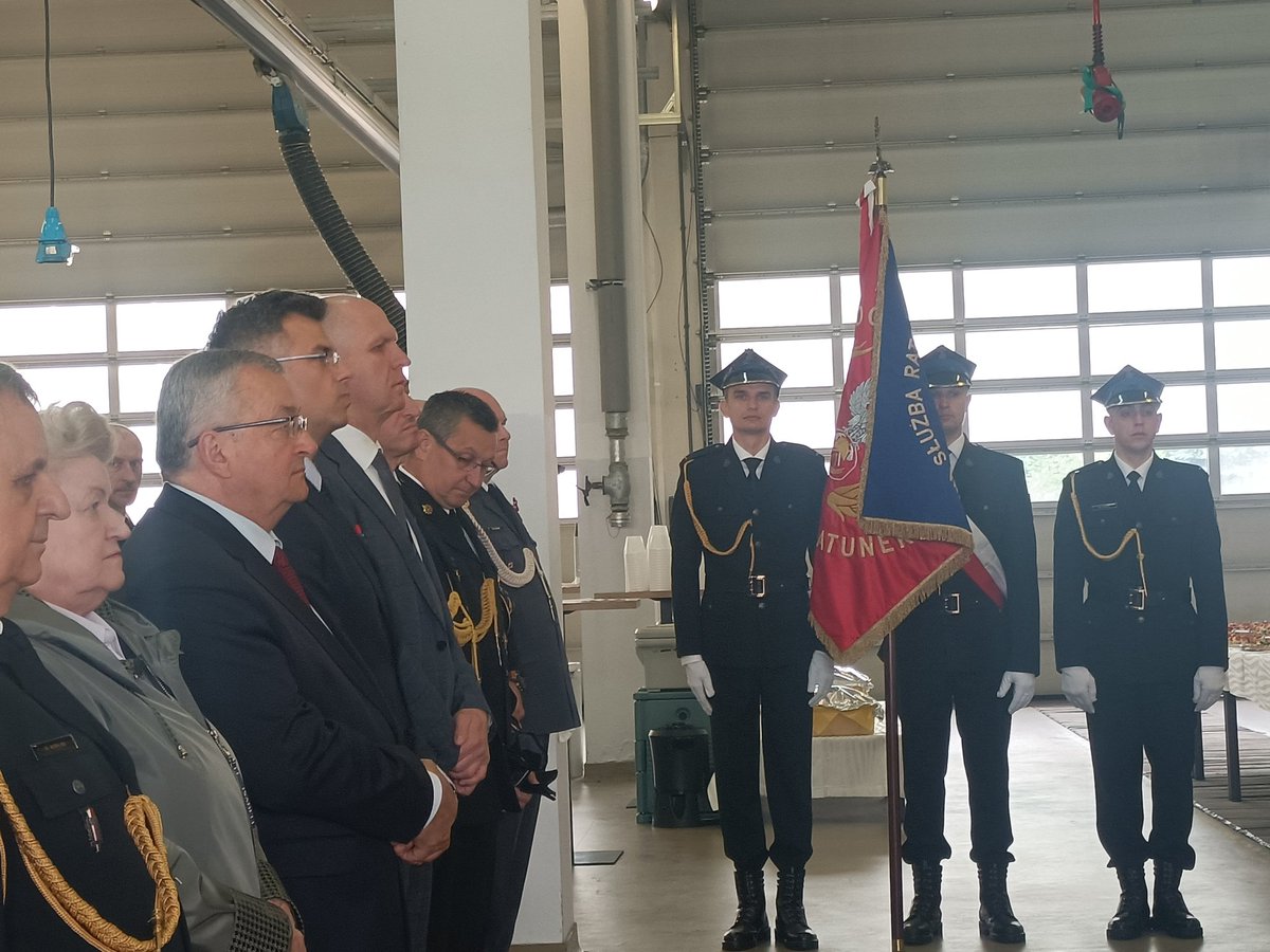KrakowAirport's tweet photo. Dzisiaj w #LSRG  #KrakowAirport✈️ odbył się uroczysty #DzieńStrażaka z udziałem Ministra Infrastruktury Andrzeja Adamczyka @MI_GOV_PL. Obecni byli min.komendanci Wojewódzkiej Państwowej Straży Pożarnej w Krakowie🚒 8 Bazy Lotnictwa Transportowego, Straży Granicznej #OSP #flyKRK https://t.co/2cyRQaInRM