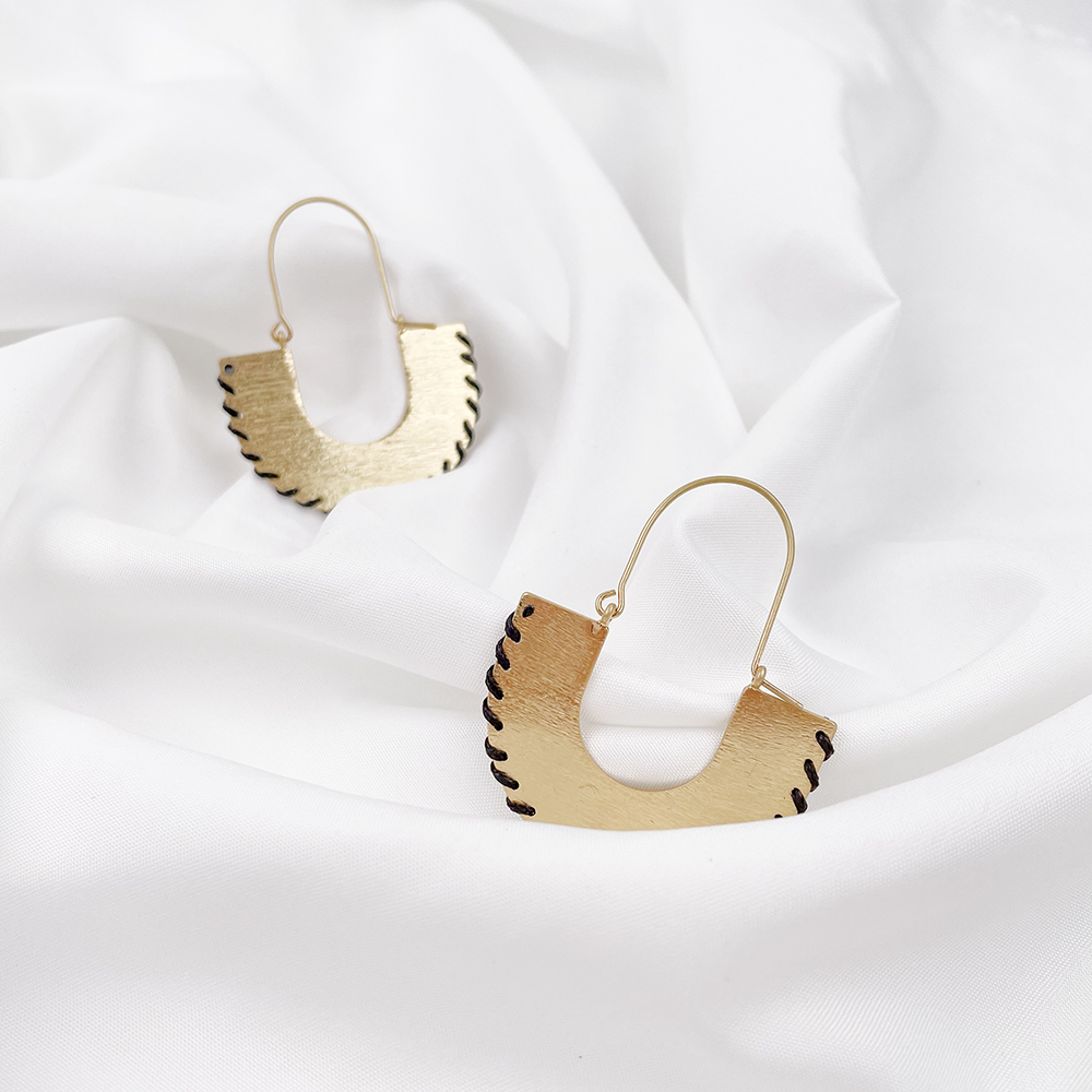 These earrings are made of brass,They're perfect for any occasion, whether you're dressing up for a night out or dressing down for a casual day
#jewelrytrends #fashionjewelry #fashionstyle #earrings #Jewelrywholesale #earringwholesale