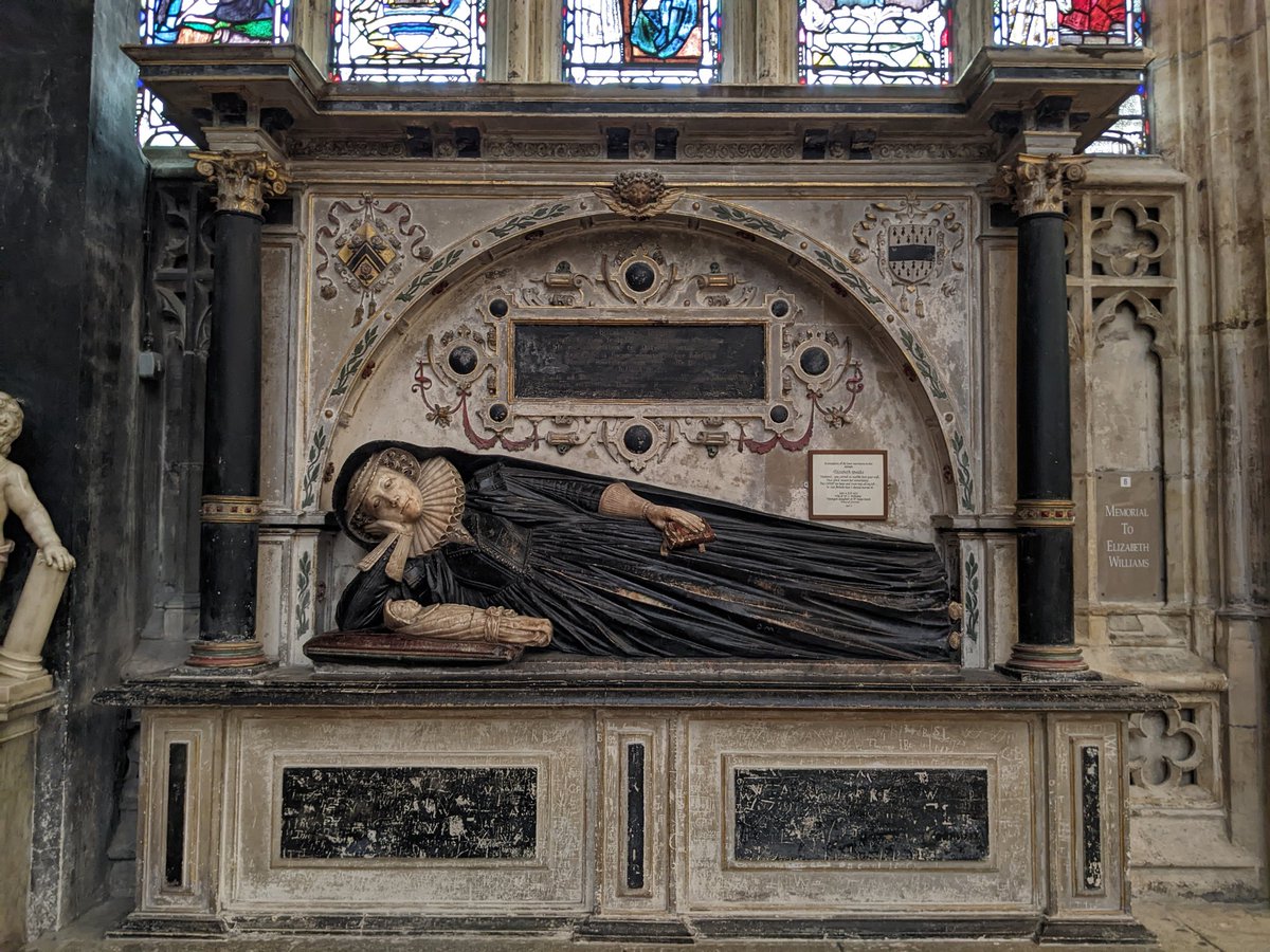 And also a full view of her memorial - she doesn't look very comfortable!  2/2
#monumentmonday and #mementomorimonday