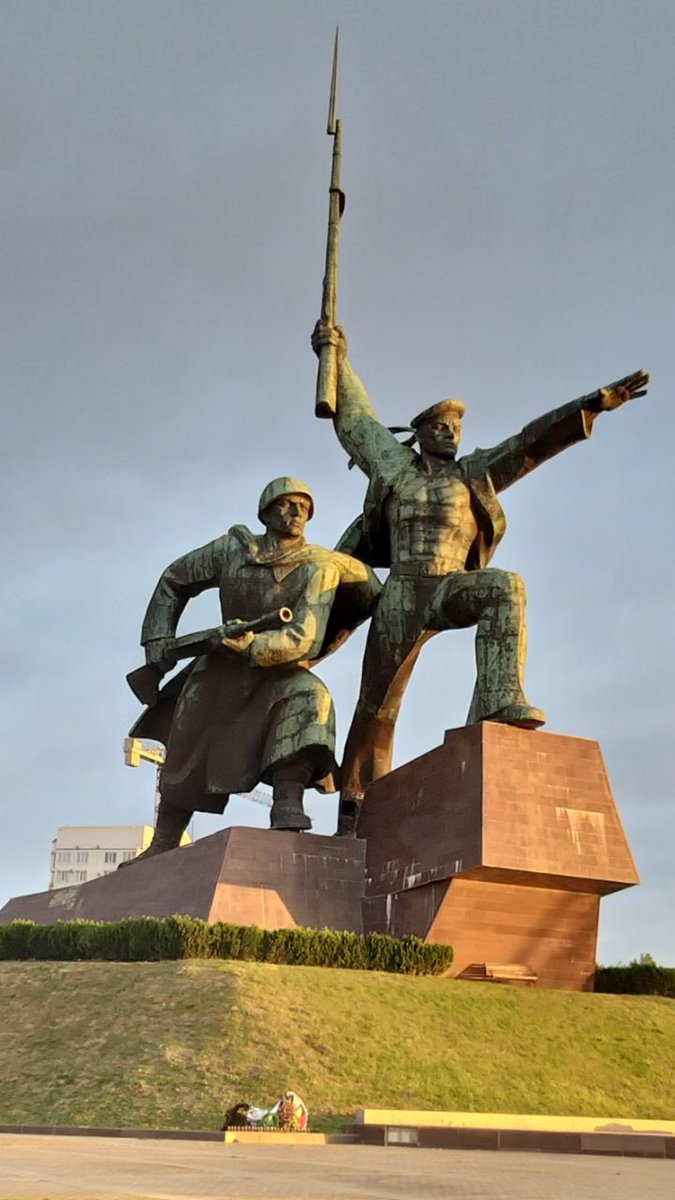 Севастополь-город-герой!
Помним и гордимся!
(Вчера побывал у этого мемориала, вокруг идет глобальная реконструкция, наверное это место станет визитной карточкой Севастополя вместе с памятником затопленным кораблям)