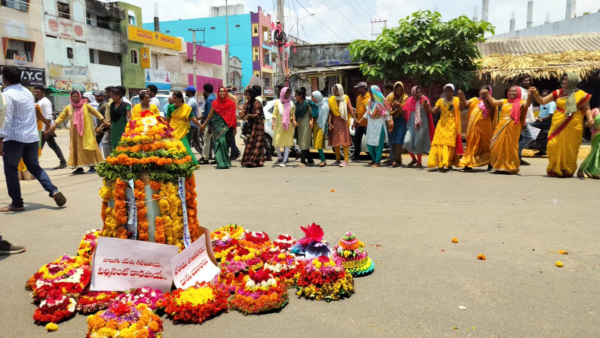 jpsmahabubabad's tweet photo. బతుకమ్మ లతో నిరసన
మహబూబాబాద్ జిల్లా
#JPSRegularisation #Mahabubabad https://t.co/CJYPouN2hH