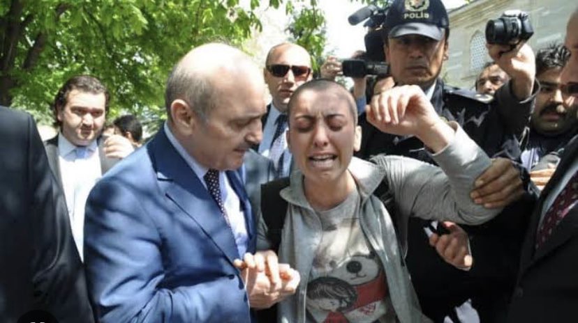 Snrgksdf's tweet photo. @jahreindota İlla ki bunu da yayınlarsın . İlaç isteyen kanserli kıza dilenci muamelesi yaptılar . Sonra vefat etti güzel kızımız https://t.co/64Lg4Oaw47