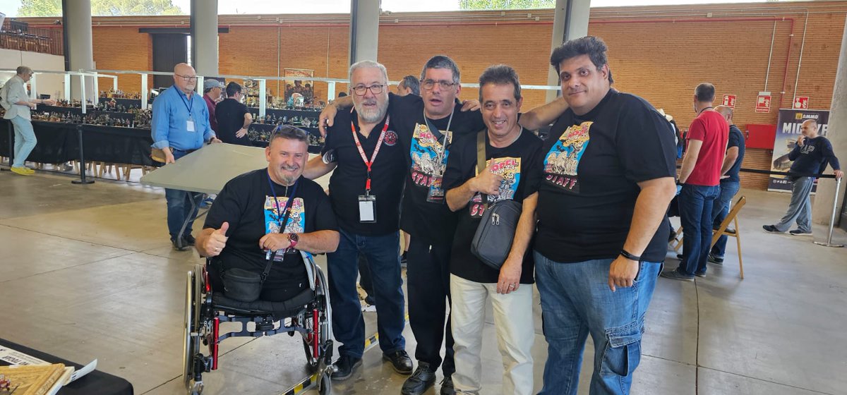 SergioAguinaga6's tweet photo. 😺¡Qué gente➕🔝 #Model34! TODO han sido facilidades con nosotr@s: formaciones, oportunidades significativas, laborales...

Así que les hemos hecho estas 👕 para el #ModelShow23 🛩️de este finde, e Iván, socio suyo ya,  Paco y Chema de #Sufragio @GrupoAMAS les han acompañado 👇📸 https://t.co/aagtE8psZO