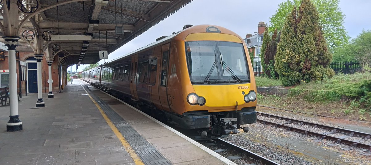 NotYOLOSmh's tweet image. Class 172 ✅️
WMR 170 that are soon going to EMR ✅️

#Class170 #Class172 @WestMidRailway